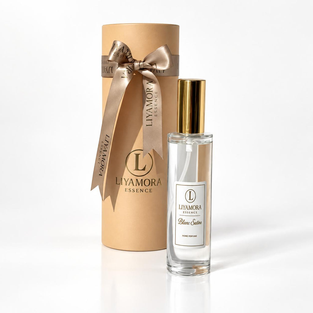 Spray d’ambiance 100 ml au parfum Blanc Satiné de Liyamora Essence, dans son étui cadeau