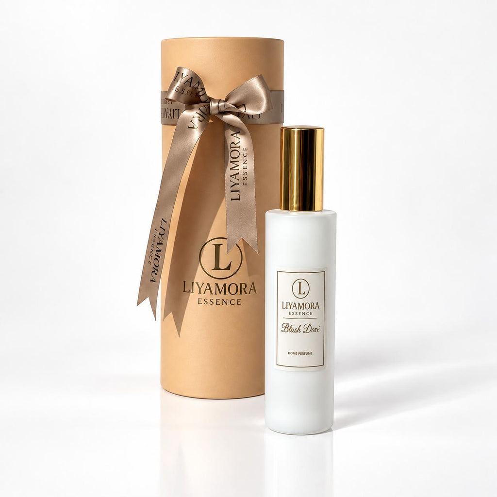 Spray d’ambiance 100 ml au parfum Blush Doré de Liyamora Essence, dans son étui cadeau