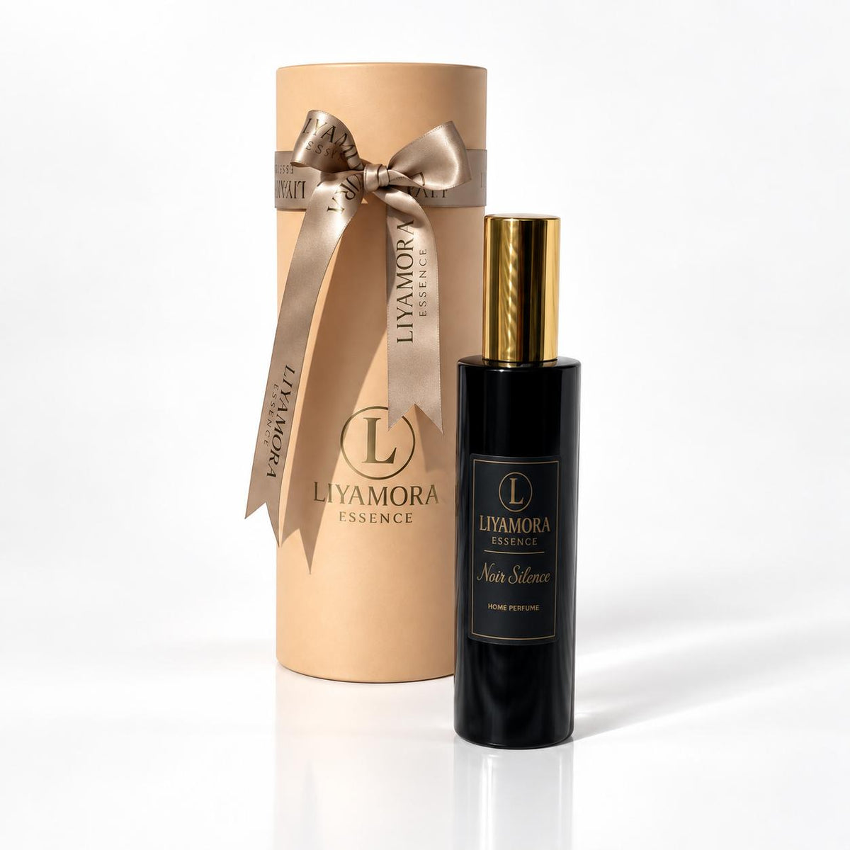 Spray d’ambiance 100 ml au parfum Noir Silence de Liyamora Essence, dans son étui cadeau
