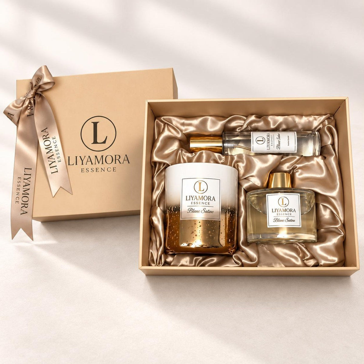Le coffret ouvert avec le set Blanc Satiné de Liyamora Essence