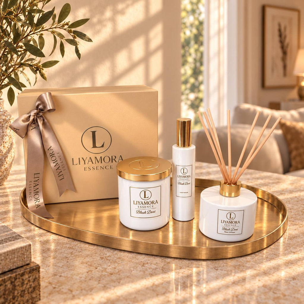Le coffret cadeau Blush Doré de Liyamora Essence sur un plateau doré
